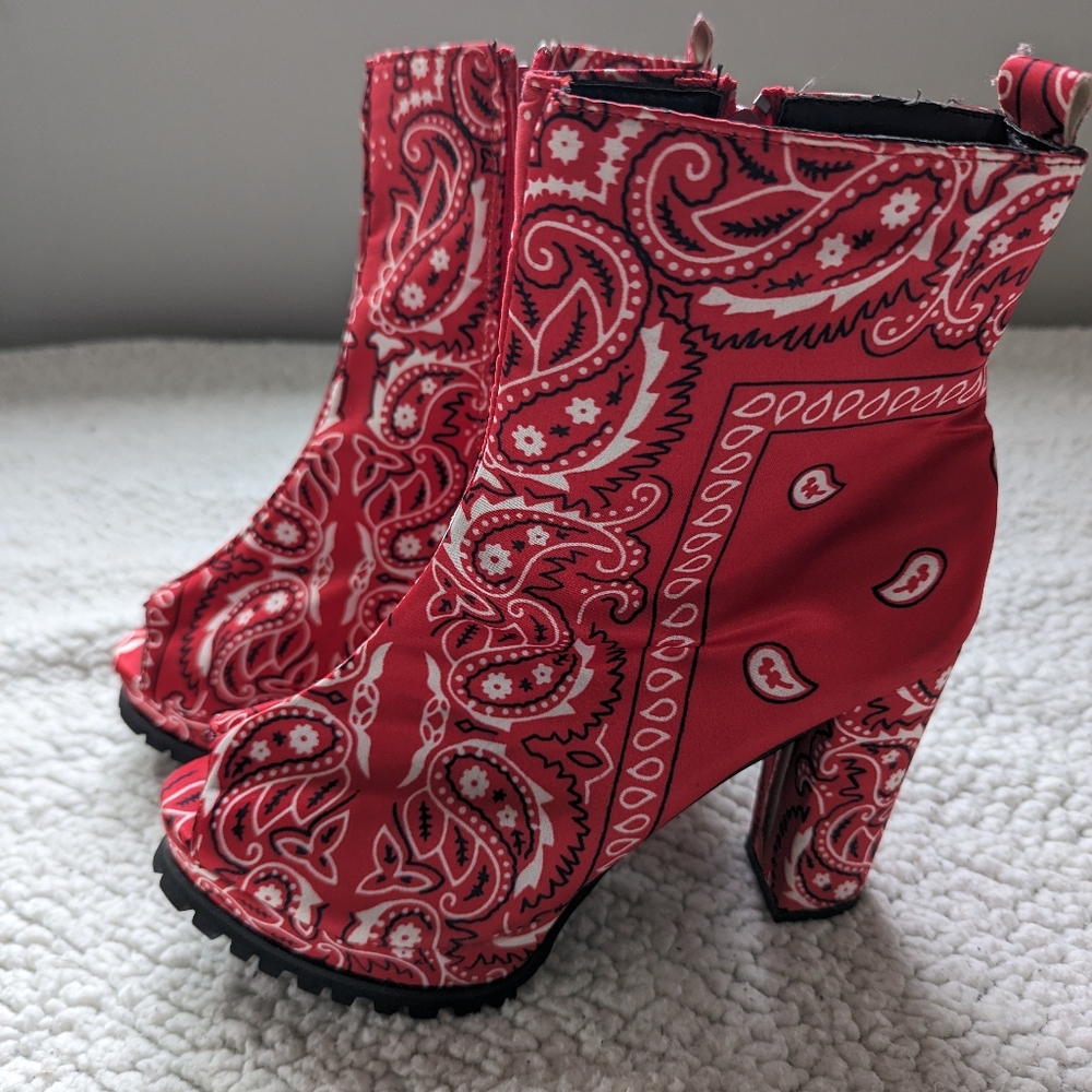 THE WOMEN'S BARDI OPEN TOE BOOTIES DELIVER A STUNNING BANDANA PRINT. Size 8